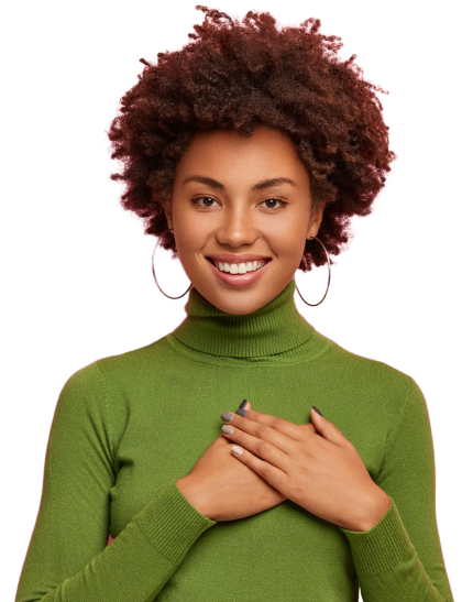 mulher negra com moletom verde com duas maos no peito e sorrindo